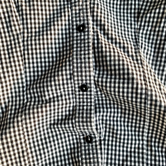 Gingham checkered sleeveless button up blouse - Picture 2 of 4